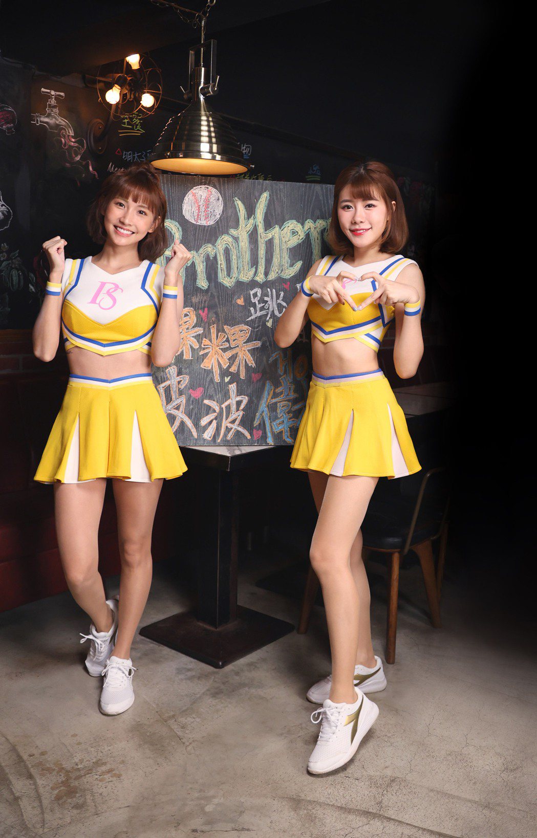 兄弟啦啦隊女孩粿粿（左）、波波日前上「E!Studio藝鏡到底」之Talk一杯專訪。圖／MOMOTV提供