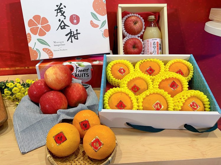 7-ELEVEN實體門市推出多款禮盒，像是茂谷柑、美國蘋果、日本青森富士蘋果，還...