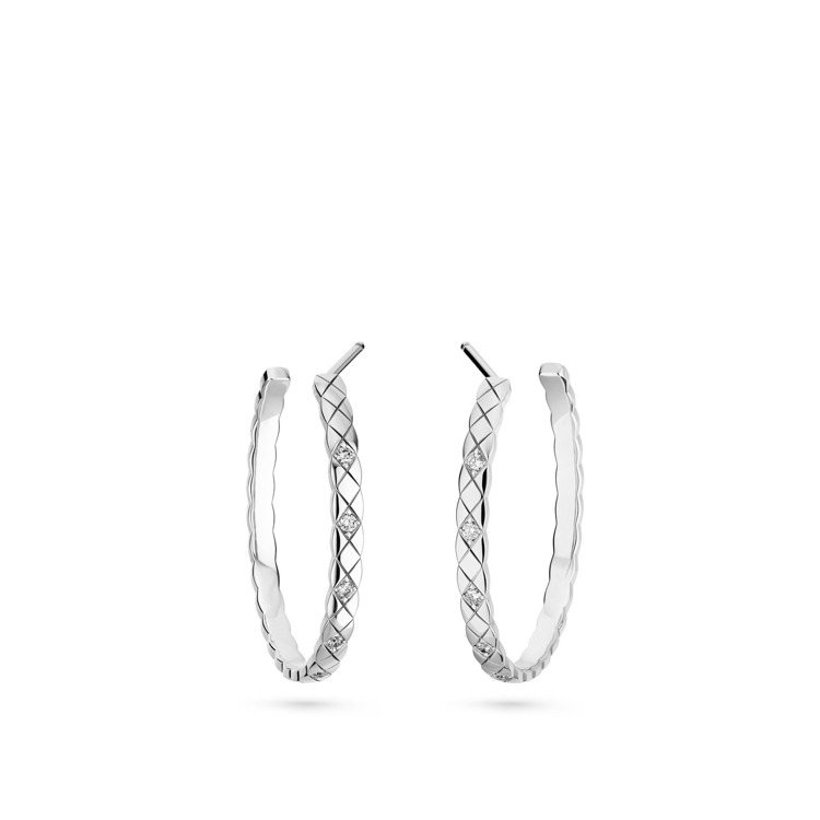 COCO CRUSH圈式耳環，18K白金鑲嵌鑽石，24萬9,000元。圖／香奈兒...