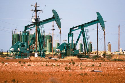國際油價18日觸及逾七年高點，因中東地緣政治疑慮重現，實體市場供給吃緊。（美聯社）