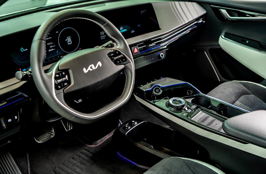 EV6以全新E-GMP電動車模組平台開發打造，擁有寬敞的車內空間，並透過嶄新的設...