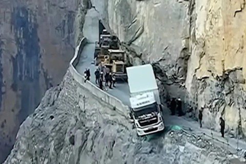 影／中國司機誤信導航 大貨車開進懸崖卡三天