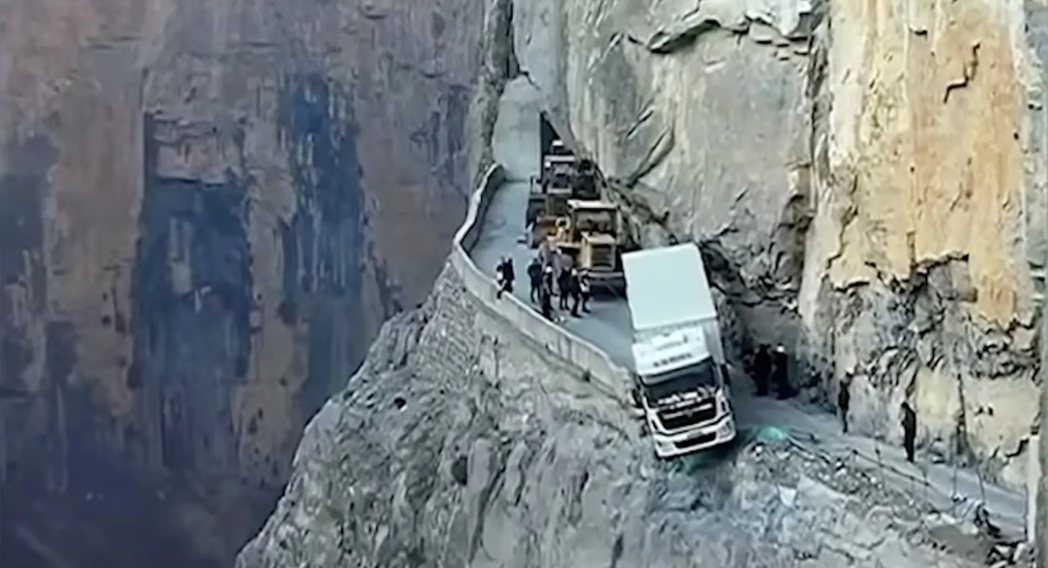 中國司機駕駛大貨車誤信導航卡在懸崖邊。 摘自Carscoops.com