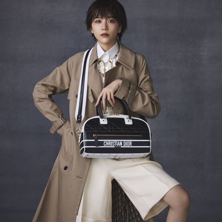 松井愛莉詮釋Dior Vibe保齡球包款，俐落又可愛。圖／取自IG