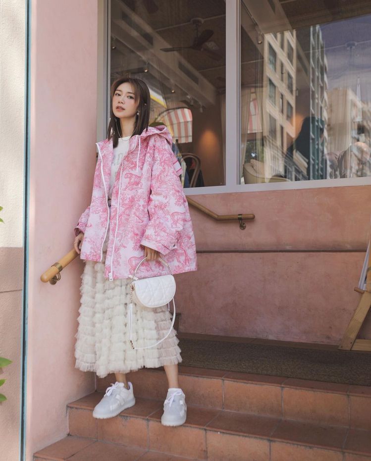 倪晨曦以連帽外套、經典紗裙搭配Dior Vibe Hobo包款。圖／取自IG
