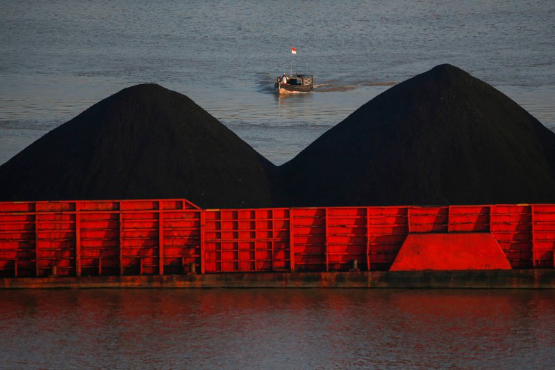 印尼自元旦起暫時禁止煤炭出口，日本、韓國、菲律賓近期陸續呼籲印尼解禁。圖／路透社
