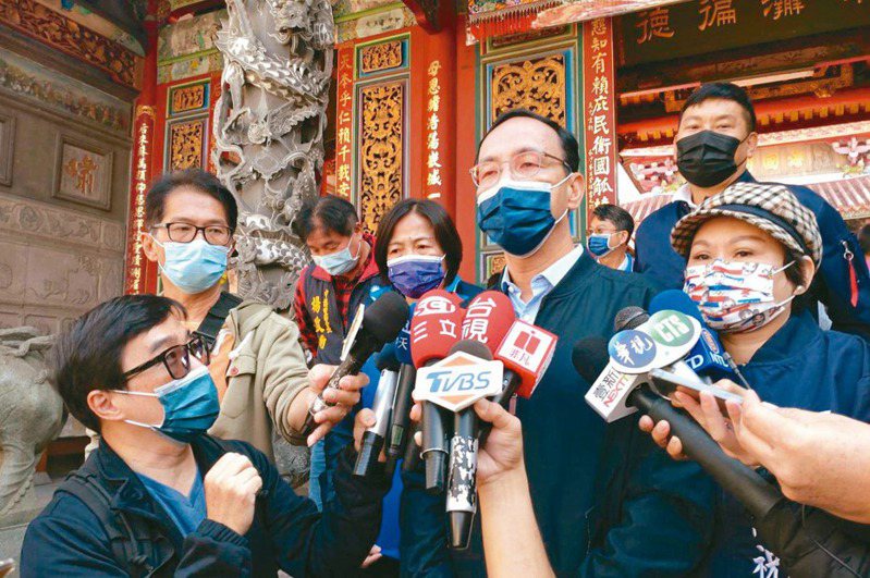 國民黨主席朱立倫（右二）昨天到台南大天后宮參拜，對於在中二選區落敗，表示會一肩扛起。記者鄭惠仁／攝影