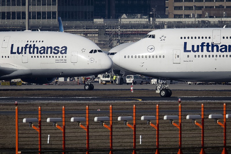 1990年代後半以來，華航購機就成為波音與空中巴士鬥法的戰場。圖左飛機為空巴A380機型，右邊則為波音747機型。美聯社