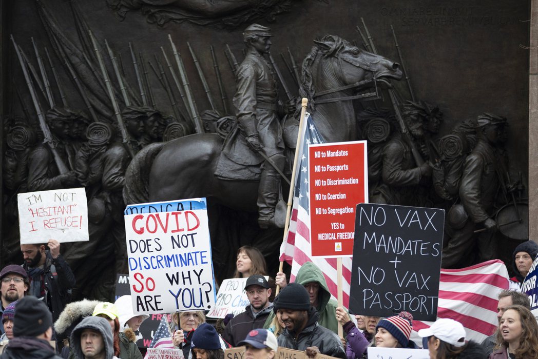美國反對強制接種新冠疫苗人士，5日在波士頓麻州議會廳前示威抗議。  歐新社