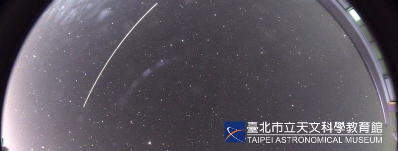 台北天文館於福壽山農場設置的暗空攝影機在1月10日5:38捕捉到的國際太空站軌跡。圖／天文館提供