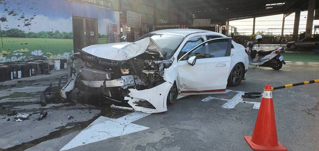 賓士車撞進彰化市金馬路加油站，車頭毀損。記者林敬家／攝影