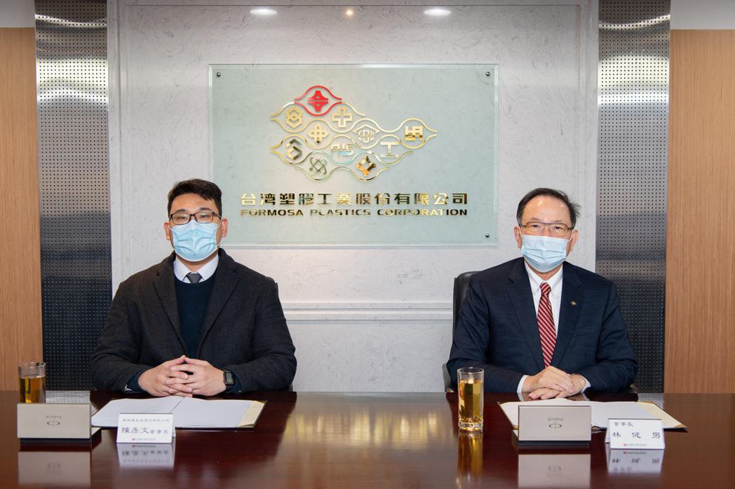 台塑董事長林健男(右)與普瑞博生技董事長陳彥文（左）今日簽署P-Tex製造技術授...