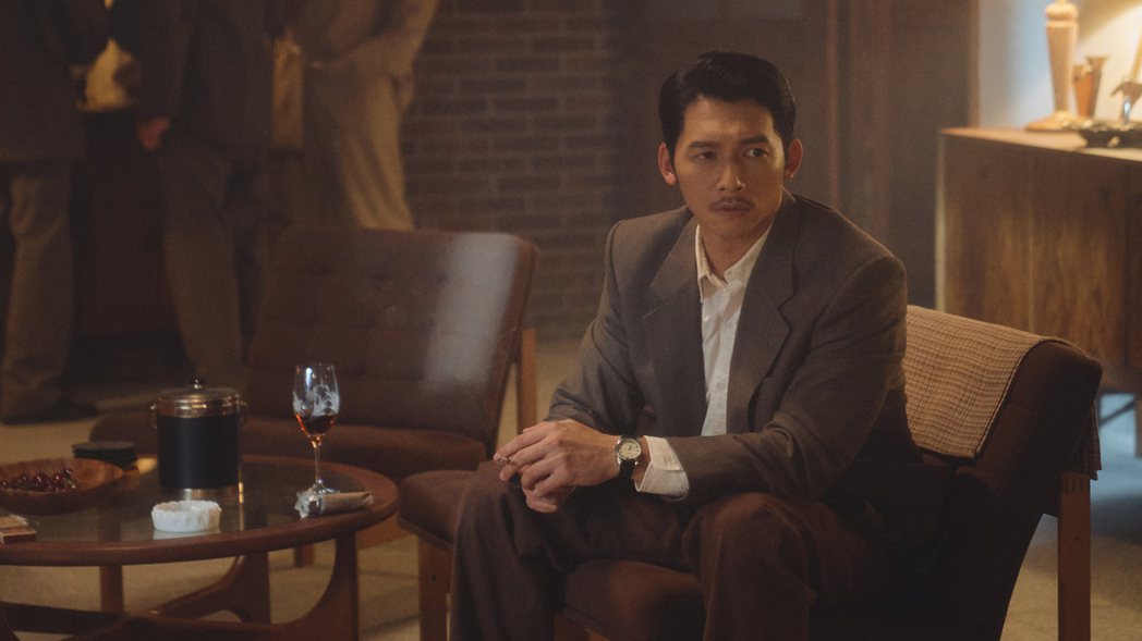 温昇豪在「茶金」中飾演KK，是個經過戰亂、走過世界的男人。圖／華視提供