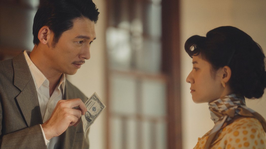温昇豪(左)、連俞涵在「茶金」劇中的「一元美金」。圖／華視提供