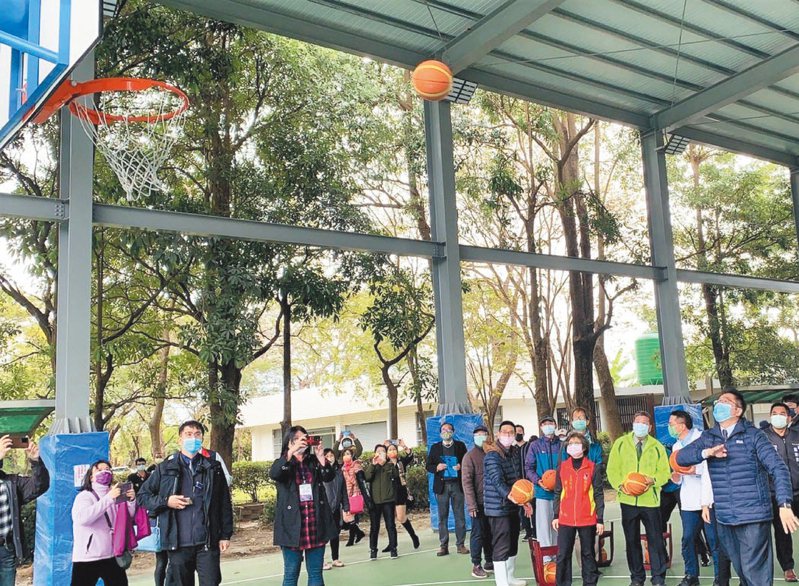 台南市長黃偉哲（右）昨天在新化區體育公園風雨球場體驗投籃。記者吳淑玲／攝影