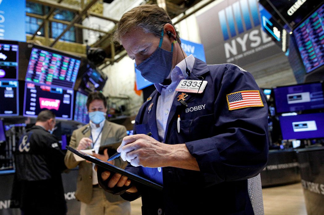 美股11日早盤挫跌，投資人正在等待Fed主席鮑爾的證詞。 路透