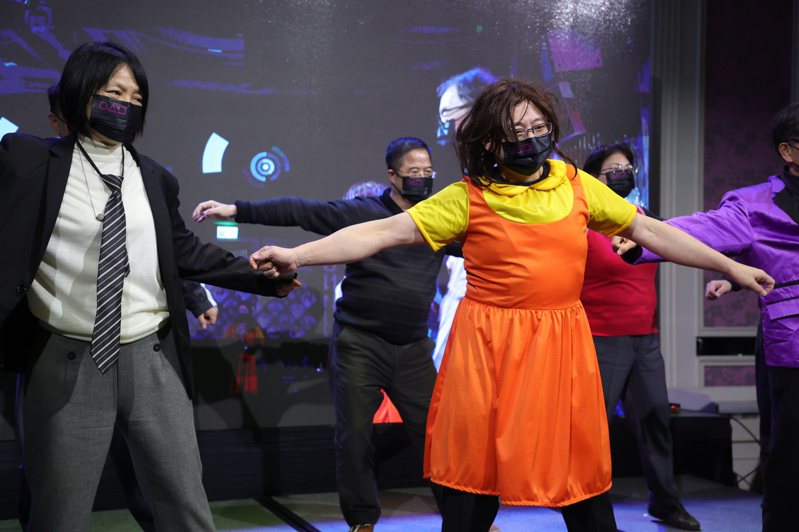 聯合報發行部尾牙，董事長王文杉（右）與長官們表演舞蹈。記者葉信菉／攝影