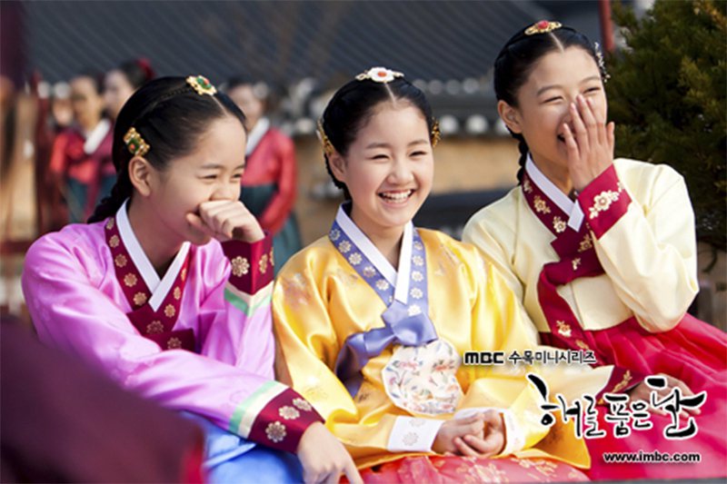 2012年韓劇《擁抱太陽的月亮》中作為主演的童星演員金所炫、陳智熙、金裕貞，都是