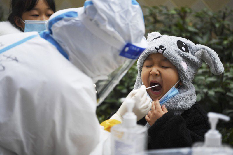 圖為一名大陸孩童正在進行病毒檢測。示意圖，非新聞當事照。 新華社