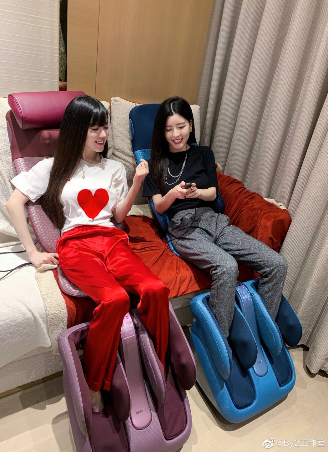 BY2妹妹Yumi（左）報警提告毀謗，稱等不到李靚蕾向警方提出證據。圖／摘自微博