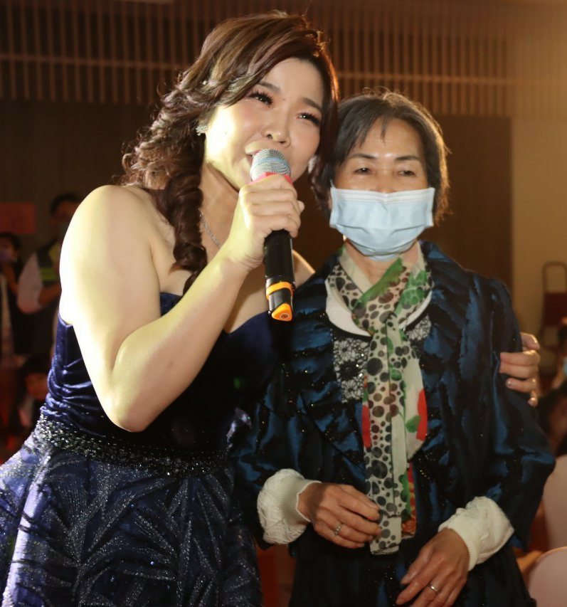 陳衣宸(左)特別獻唱「媽媽請你也保重」送給媽媽。圖／音圓唱片提供