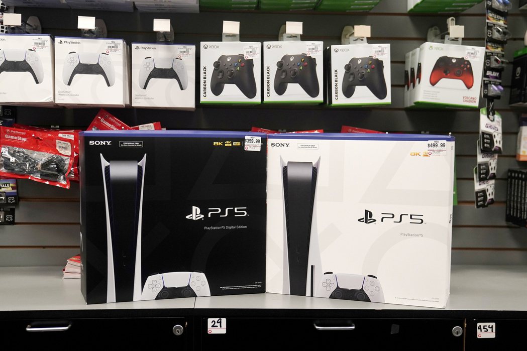 Sony PS5在紐約市曼哈頓一家商店內展售。  路透