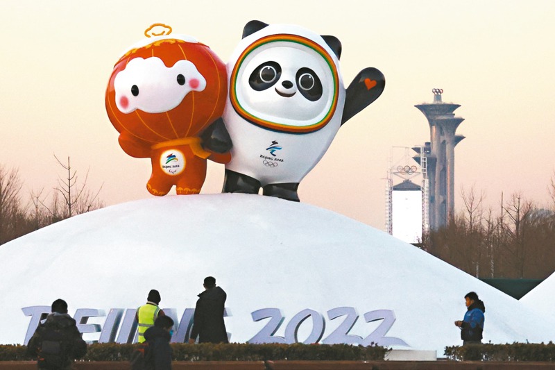 時隔13年多北京再度舉辦奧運，中國大陸面對的國際氛圍已迥異於當年，對中國大陸國家主席習近平而言，是重塑大國崛起新形象的好時機。圖為北京冬奧吉祥物冰墩墩和雪容融。路透