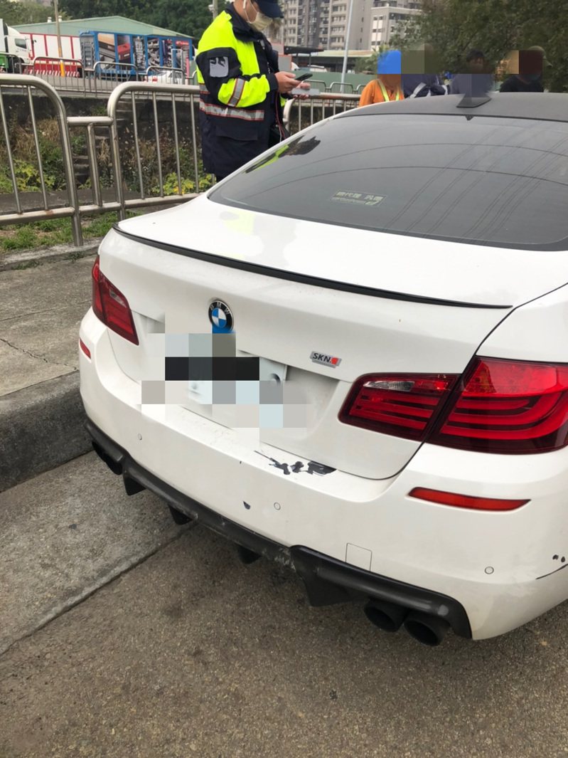 台中市陳姓男子今早被人發現陳屍在名下的BMW轎車內，警方初判死亡時間超過兩天。圖／讀者提供