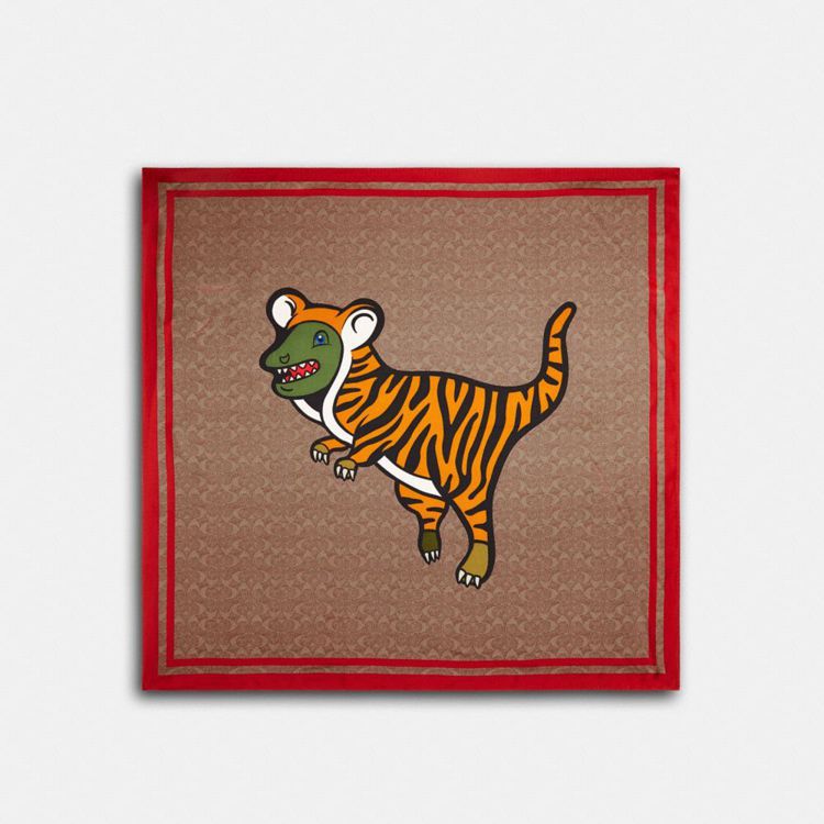 Tiger Rexy系列方巾，4,900元。圖／COACH提供
