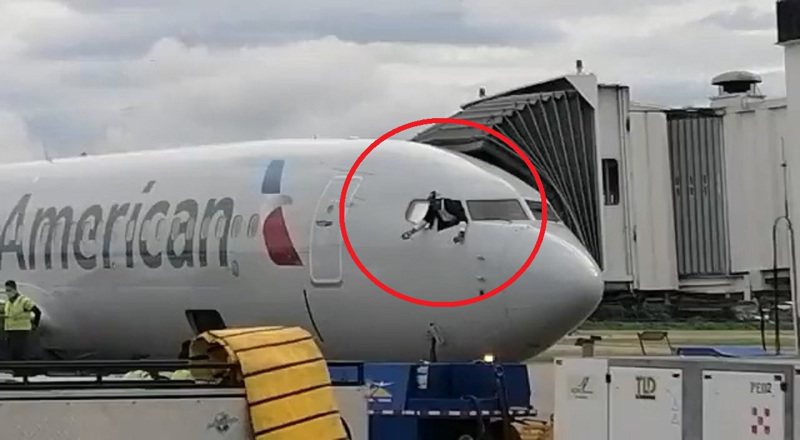 美国航空一班波音737-800客机11日发生乘客闯进驾驶舱后造成巨大破坏，更被拍到一度试图从窗户跳下，机组员最后成功介入与制服此人，却也因飞行操纵装置受损，导致美航不得不调派替代飞机赶往当地。画面翻摄：Twitter/ArielSierra(photo:UDN)