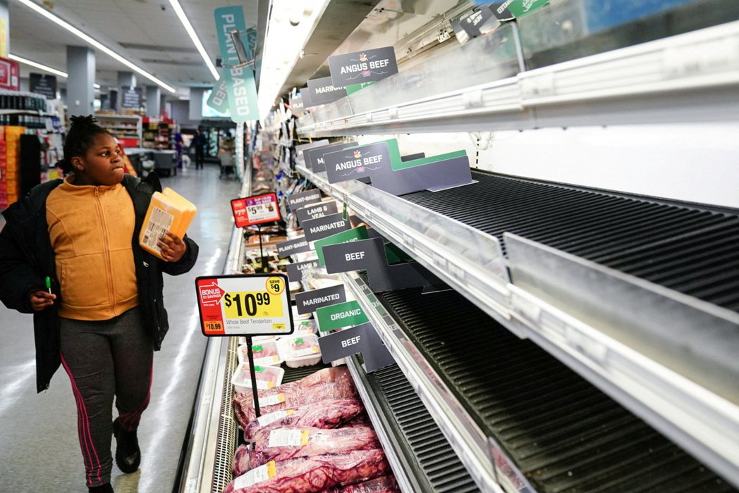 美國超市的貨架再度空空如也，因為在Omicron變種病毒發威下，零售店員工紛紛染...