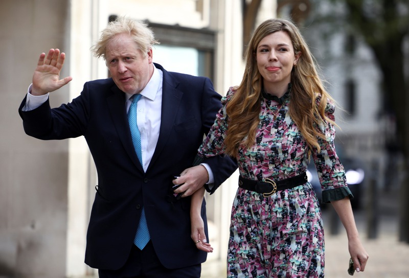 英國媒體報導，英國首相強生（左）與當時還是未婚妻的妻子席孟茲（右）參加了那場「自帶酒水派對」。路透