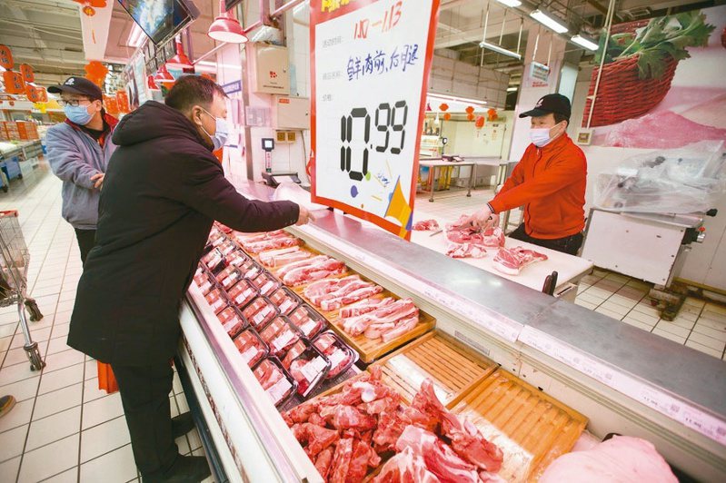 2021年12月份中國大陸CPI同比漲幅回落，圖為山西太原消費者在超市選購豬肉。（中新社）