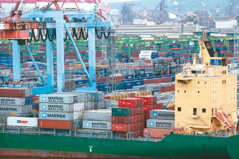 貨櫃航運巨擘馬士基與國內航商紛紛示警，今年運輸供應鏈問題依舊難解。（聯合報系資料庫）