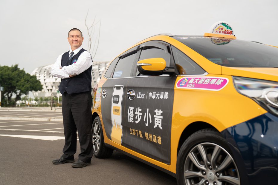 中華大車隊駕駛鄭植堯分享，透過 Uber 網際網路系統接受合作車隊的派遣，提高載客效率與收入機會。 圖／Uber提供