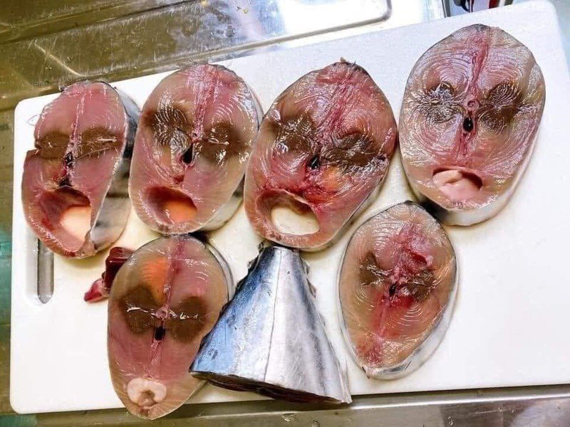 網友切開魚後，發現剖面與人臉相當神似。圖擷自爆廢公社公開版