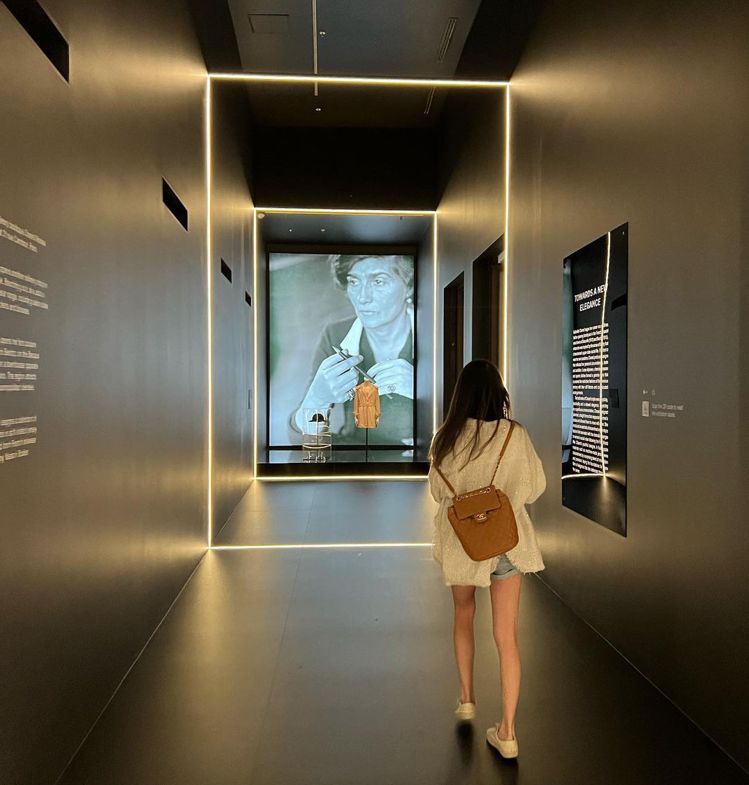廖思惟在維多利亞博物館參觀「香奈兒 • 時尚宣言」展覽，背著香奈兒後背包、搭配Saint Laurent小白鞋。圖／取自IG