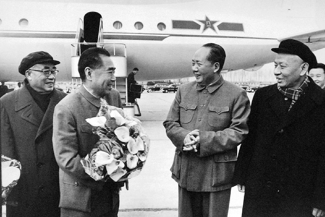 毛澤東（右二）到機場迎接周恩來（左二），陪同在旁是國家主席劉少奇（右一）。 圖／聯合報系資料照片