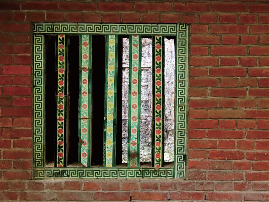 「高雄茄萣林家古厝」有全台唯一的回字紋花磚拼貼窗。（圖／境好出版　提供）