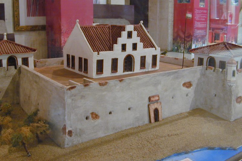 台南市文化資產保存協會製作的荷蘭時期普羅民遮城模型，和現存經過整建的赤崁樓有所差異。圖／聯合報系資料照片