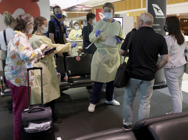 圖為雪梨機場新冠肺炎的篩檢情形。美聯社