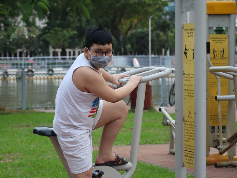 随着越南经济不断发展，官方调查显示，越南的「小胖子」愈来愈多，这一现象又以大都市最为明显。图为在胡志明市公园里运动的孩童。图／中央社(photo:UDN)
