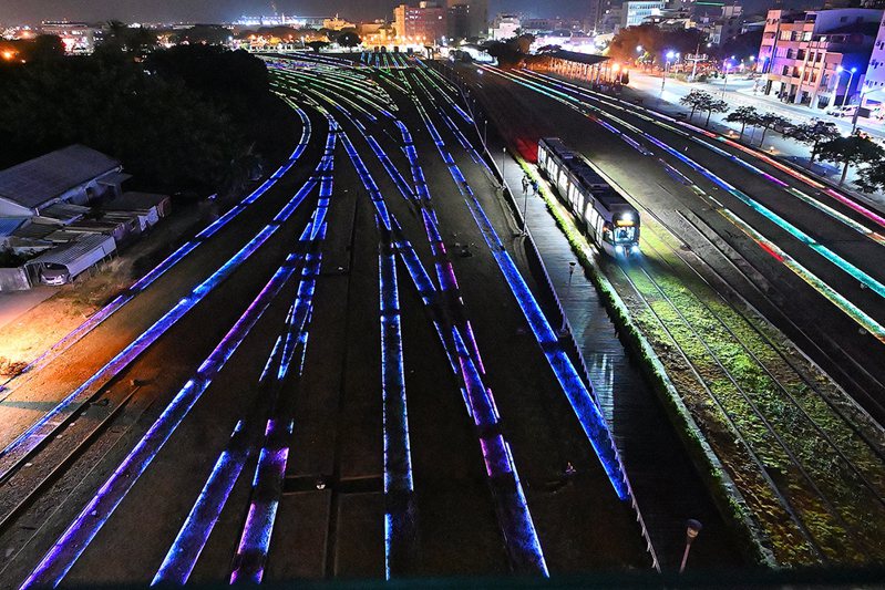 曾獲第一屆台灣光環境獎的「哈瑪星光任務」，將在2022台灣燈會重啟作品燈光，以光為媒介，鐵道為載體，在夜晚大地呈現優美光弧。(攝影/Carter)