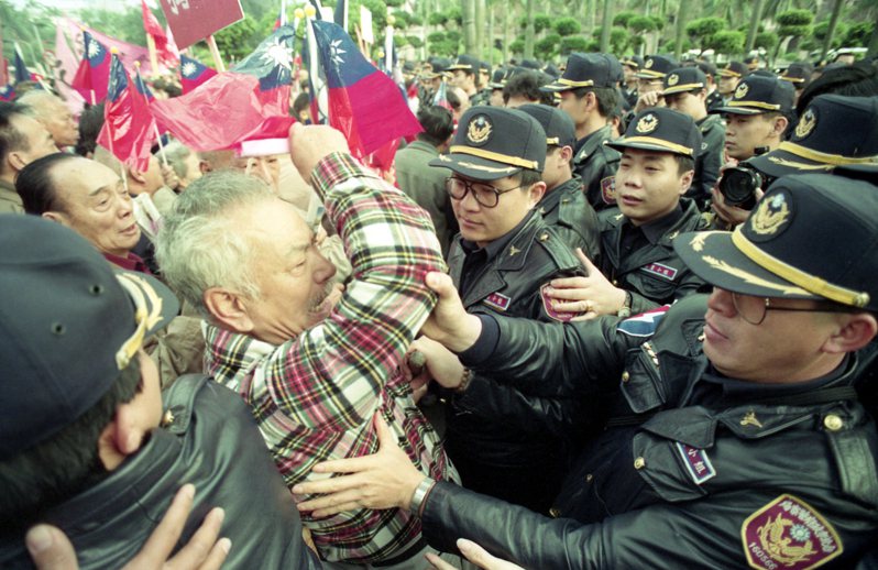 護憲同盟成員聚集在台北市南昌路李總統官邸附近，拉開「反對一人獨裁」布條，與警方爆發肢體衝突。圖／聯合報系資料照片