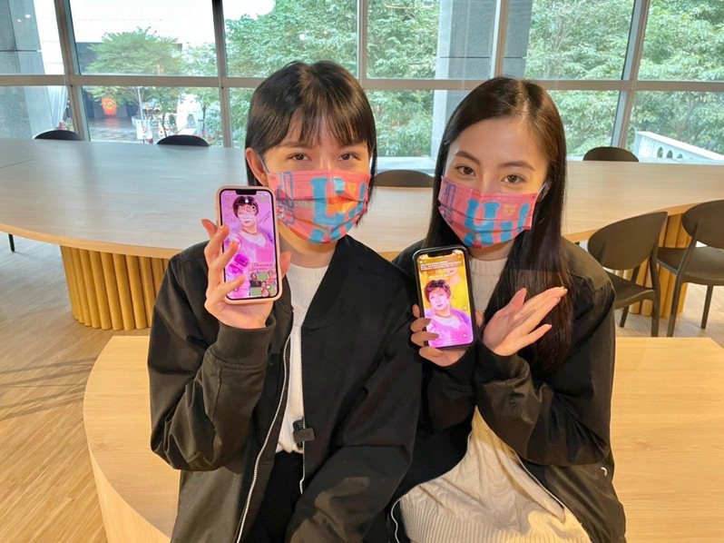 戴湘儀(左)手機桌布換上招桃花的粉色系。蔡畹鎣(右)則換上招桃花與招財的粉、金色。記者李定宇／翻攝