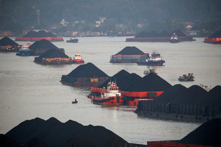 在印尼加里曼丹的燃煤港口滯留大約120艘貨船。路透