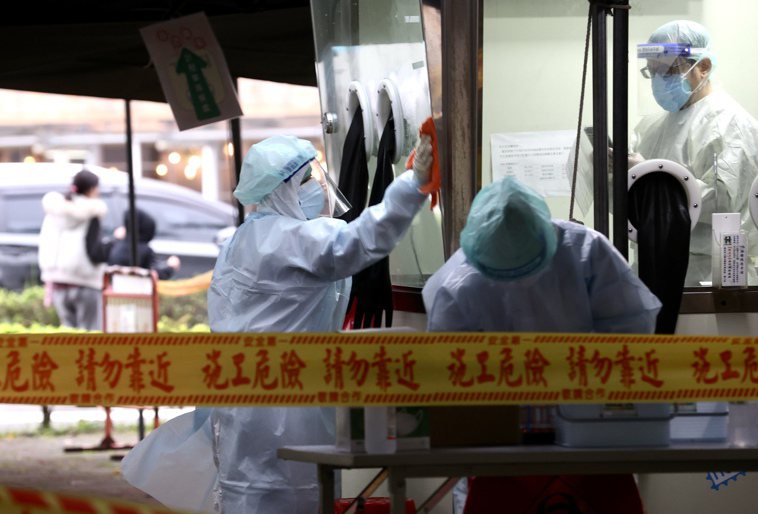 台北市聯合醫院中興院區加強防疫管控，戶外快篩站也正常進行篩檢。圖／聯合報系資料照
