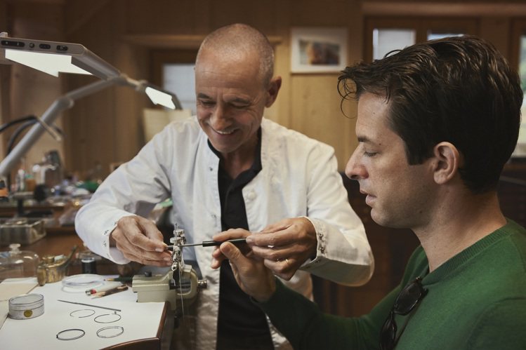 日前Mark Ronson並前往愛彼位於汝拉山谷（Vallée de Joux）的製表工坊參訪，並見識愛彼精雕細琢的嚴謹，以及結合高超類比工藝的獨特製表技術。圖 / 愛彼提供