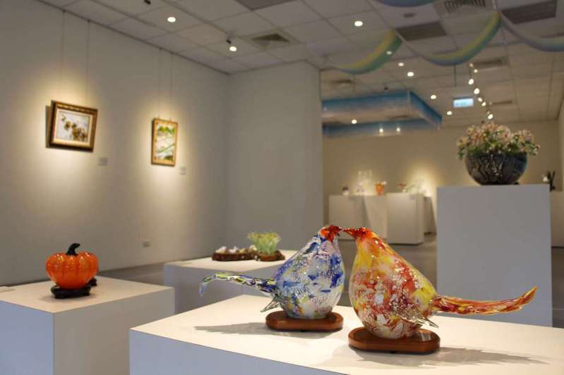 新竹市玻璃工藝博物館即日起至5月29日展出「倩竹迎光-竹塹玻璃協會藝術家聯展」暨「玻藝采風-風城藝術玻璃作家協進會藝術家聯展」。圖／市府提供