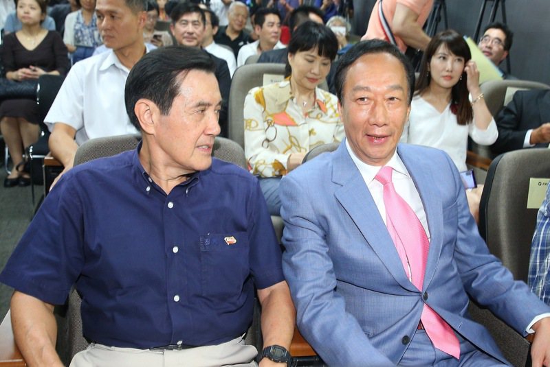 前總統馬英九（左）和郭台銘（右）曾在現任國民黨秘書長黃健庭的一場演講同台破冰，但兩人關係已經回不去。圖／聯合報資料照片